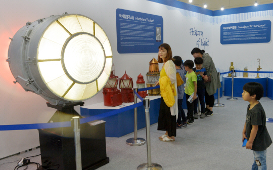 69개국, 500여 명이 참여한 가운데 5월 27일부터 6월 2일까지 인천 연수구 ‘송도 컨벤시아’에서 ‘2018 세계등대총회’(19차 국제항로표지협회(IALA) 콘퍼런스)가 열리고 있다. 사진은 지난 29일 총회 행사 중 하나인 ‘등대유물전시회’에서 관람객들이 전시된 등대 램프들을 살펴보는 모습.   김낙중 기자 sanjoong@