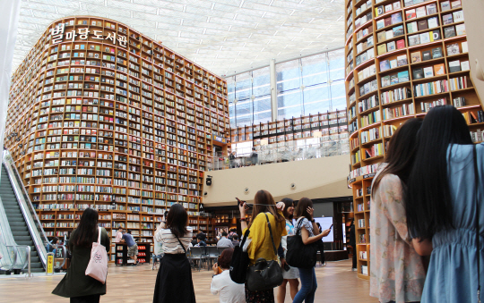 서울 강남의 대표적 ‘랜드마크’가 된 스타필드 코엑스몰의 별마당 도서관.  신세계그룹 제공