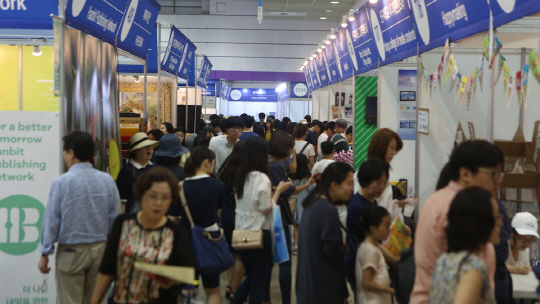 지난해 서울국제도서전의 모습. 올해는 ‘확장-new definition’을 주제로 더 짜임새 있고 다양한 프로그램을 마련한다.   대한출판문화협회 제공