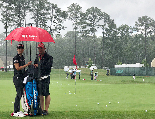 박성현(왼쪽)이 US여자오픈 개막을 하루 앞둔 31일 오전(한국시간) 미국 앨라배마주 버밍엄 인근 쇼얼 크리크 골프&컨트리클럽 연습그린에서 우산을 쓴 채 비가 그치길 기다리고 있다.  세마스포츠 제공