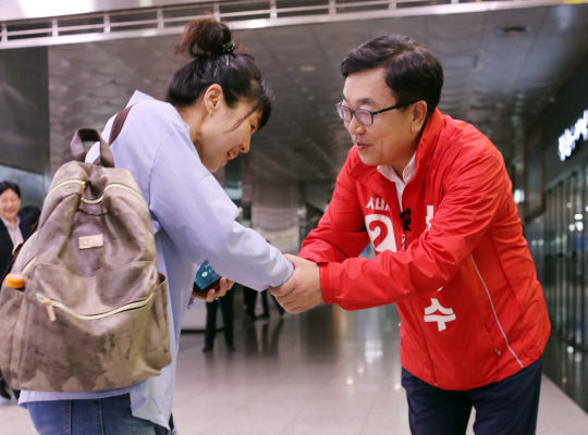 서병수(오른쪽) 자유한국당 부산시장 후보가 31일 부산역에서 시민과 인사하고 있다. 연합뉴스