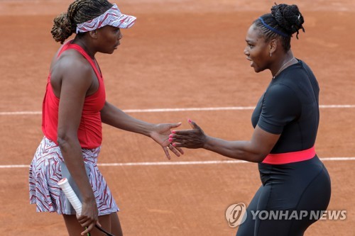 여자복식 1회전 승리 후 기뻐하는 비너스(왼쪽)-세리나 윌리엄스 자매. [AP=연합뉴스]