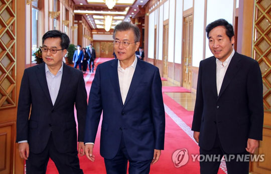 (서울=연합뉴스) 문재인 대통령이 31일 오후 청와대에서 열린 국가재정전략회의에 참석하기 위해 입장하며 이낙연 국무총리, 김동연 부총리 겸 기획재정부 장관과 얘기를 나누고 있다. 2018.5.31