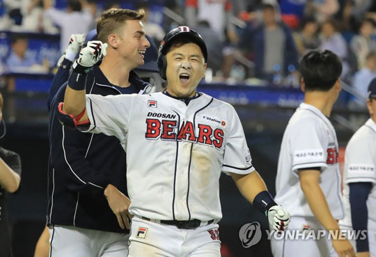 (서울=연합뉴스) 31일 오후 서울 송파구 잠실구장에서 벌어진 2018 신한은행 마이카 KBO리그 SK 와이번스와 두산 베어스의 경기 9회말 2사 1,2루, 두산 최주환이 끝내기 홈런을 친 뒤 환호하고 있다.