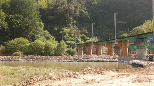 현재 보수공사 중인 진소마을 다리.
