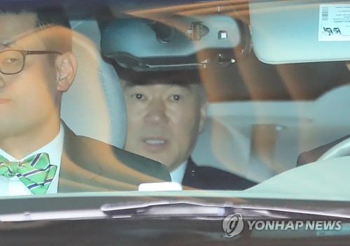(서울=연합뉴스)  6·12 북미정상회담 의제조율을 위한 실무회담 미국 측 대표단의 성김 주필리핀 미국대사가 30일 오전 서울 종로구 포시즌스 호텔을 나서고 있다. 2018.5.30