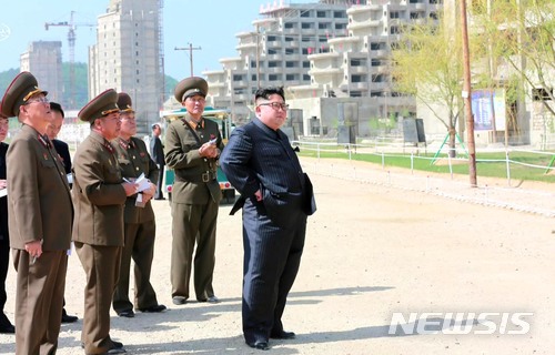 【서울=뉴시스】김정은 북한 국무위원장 겸 조선노동당 위원장이 원산 갈마 해안관광지구 건설현장을 시찰했다고 조선중앙TV가 26일 보도했다. 2018.05.26. (사진=조선중앙TV 캡처)