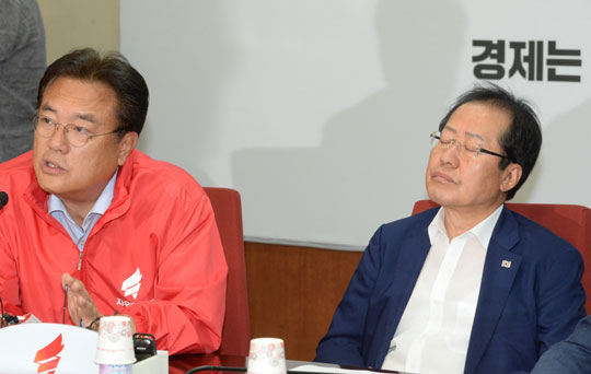 6·13 지방선거 지원유세를 중단한 홍준표(오른쪽) 자유한국당 대표가 4일 오전 서울 여의도 당사에서 열린 ‘서민경제 2배 만들기’ 회의에서 정진석 경제파탄대책특위위원장이 발언하는 동안 눈을 감고 있다.