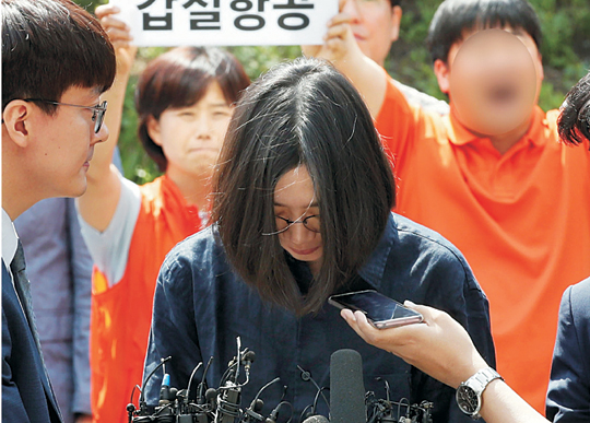 밀수·탈세 혐의를 받는 조현아(가운데) 전 대한항공 부사장이 4일 오전 인천 중구 인천본부세관에 출석해 기자들의 질문을 받고 있다.  연합뉴스