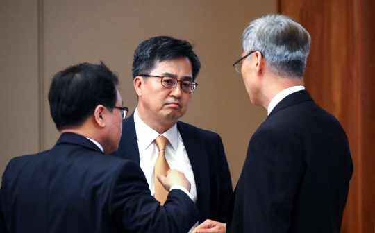 김동연(가운데) 부총리 겸 기획재정부 장관이 4일 청와대에서 열린 한·필리핀 확대정상회담에 앞서 김현철(오른쪽) 경제보좌관과 이야기를 나누고 있다. 왼쪽은 유영민 과학기술정보통신부 장관.  연합뉴스