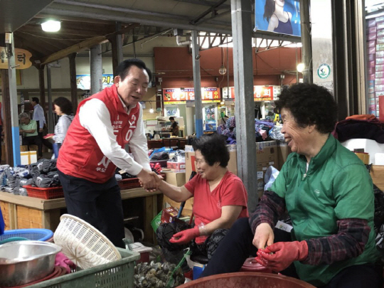 <‘선택 6·13’ 격전지를 가다>“이인제, 기업하기 좋은 충남 만들것” 능란하게…표심얻기 강행군