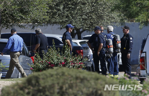 【스카츠데일( 미 애리조나주) = AP/뉴시스】 6월 4일(현지시간) 애리조나주 스카츠데일의 총격범이 묵고 있는 호텔 주위를 포위한 경찰. 그러나 경찰이 진입하자 그는 스스로 목숨을 끊었다.