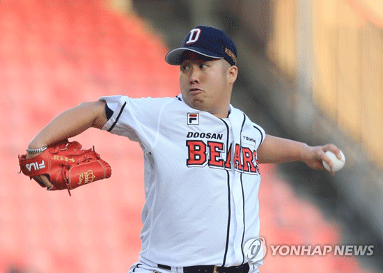 유희관 역투 [연합뉴스 자료 사진]