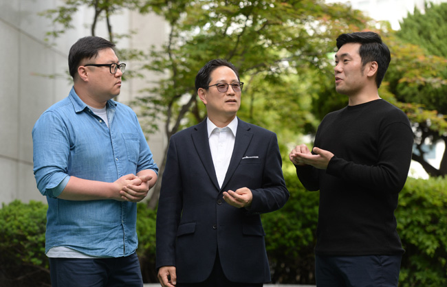 좌담에 참석한 정현호(오른쪽부터) 내일을 위한 오늘(내오) 대표와 박수영 아주대 교수, 문동욱 내오 운영위원이 미래 거버넌스(국가 경영)를 위해 필요한 한국 정치 개혁 방향 등에 대해 이야기를 나누고 있다.