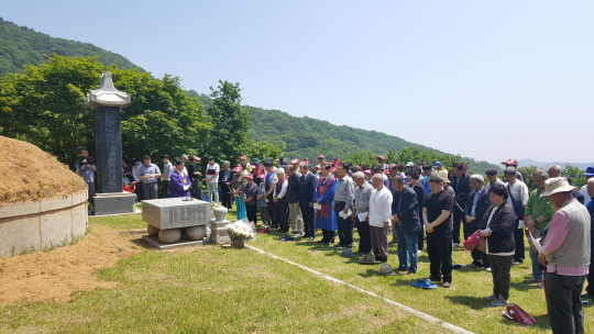 해월은 1898년 6월 2일 한성 감옥에서 교수형을 당한 뒤 그 시신이 광희문 밖에 버려졌다. 동학교도들이 관군의 눈을 피해 송파에 임시 매장한 뒤 2년이 지나 경기 여주 천덕산에 안장했다. 지난 2일 해월의 묘소에서 120주기 참례식이 열리고 있다.