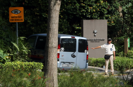 미·북 정상회담 장소로 결정된 싱가포르 센토사 섬 카펠라 호텔의 경비가 강화된 가운데 6일 경비 요원이 호텔 진입로에서 출입 차량을 통제하고 있다.  연합뉴스