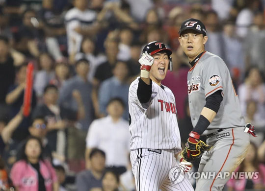 (서울=연합뉴스) 7일 서울 잠실야구장에서 열린 프로야구 한화 이글스와 LG 트윈스의 경기. 8회말 LG 양석환이 2타점 적시타를 날리고 환호하고 있다. 2018.6.7