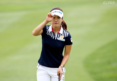 갤러리의 응원에 답례하는 이승현.[KLPGA제공]