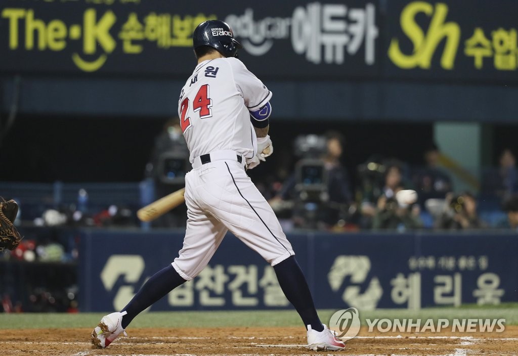 역전 솔로포 치는 오재원 [연합뉴스 자료 사진]