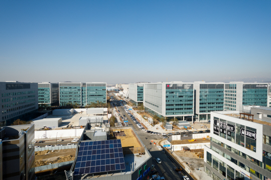 서울 강서구 마곡지구에 LG사이언스파크가 입주하는 등 ‘한국판 실리콘밸리’ 조성 공사가 한창이다. 아래(원 안)는 마곡지구 내 서울식물원 안에 들어설 LG아트센터 조감도.  강서구청 제공