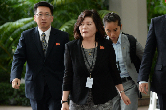 최선희(가운데) 북한 외무성 부상을 비롯한 미·북 정상회담 북한 측 실무협상팀이 11일 미국과의 협의를 위해 싱가포르 리츠칼튼 호텔로 들어서고 있다.