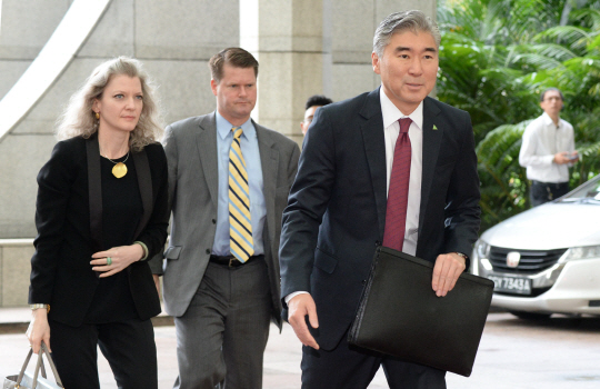 성 김(오른쪽) 주필리핀 미국 대사가 앨리슨 후커 백악관 NSC 한반도 보좌관 등과 함께 11일 미·북 정상회담 실무협의를 위해 싱가포르 리츠칼튼 호텔로 향하고 있다.