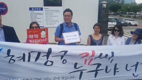 (수원=연합뉴스) 11일 오후 이정렬 변호사가 경기남부지방경찰청을 찾아 ‘혜경궁 김씨’ 사건 고발장을 내고 있다.