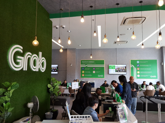 지난 8일(현지시간) 싱가포르 미드뷰시티 신밍지구 그랩 드라이버 센터에서 그랩 운전기사 신청자들이 상담을 받고 있다.  SK㈜ 제공