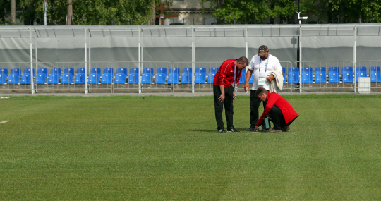 2018 러시아월드컵 조직위원회 관계자들이 12일 오전(한국시간) 한국 대표팀이 이용할 러시아 상트페테르부르크 스파르타크훈련장에서 잔디 상태를 점검하고 있다.  연합뉴스
