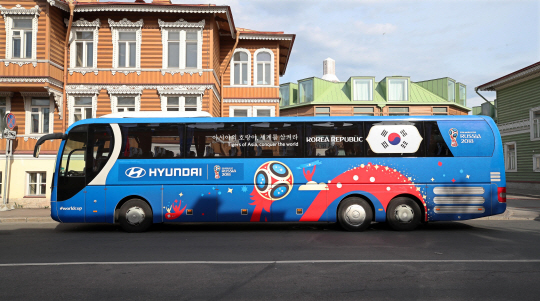 2018 러시아월드컵에 출전하는 한국대표팀의 전용 버스가 12일 오전(한국시간) 러시아 상트페테르부르크 뉴페터호프호텔 앞에 주차돼 있다. 연합뉴스