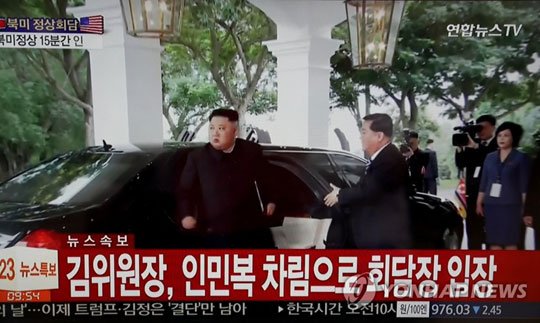 [북미정상회담] 김정은 위원장 회담장 도착(서울=연합뉴스) 백승렬 기자 = 김정은 북한 국무위원장이 역사적 첫 북미정상회담이 열린 12일 오전 회담장인 카펠라 호텔에 도착하고 있다. [연합뉴스 TV 촬영]