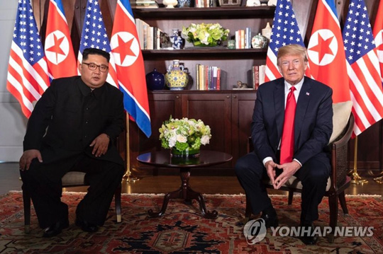 (싱가포르=연합뉴스) 역사적 첫 북미정상회담이 열린 12일 오전 싱가포르 센토사 섬 카펠라호텔에서 미국 도널드 트럼프 대통령과 북한 김정은 국무위원장이 단독회담을 하고 있다. 2018.6.12 [트럼프 대통령 소셜미디어 국장 댄 스카비노 주니어 트위터 캡처=연합뉴스]