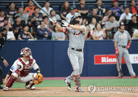 (서울=연합뉴스) 12일 오후 서울 구로구 고척스카이돔에서 열린 2018 KBO 프로야구 한화 이글스와 넥센 히어로즈와의 경기에서 8회초 1사 1루에서 한화 이성열이 역전 투런홈런을 치고 있다.