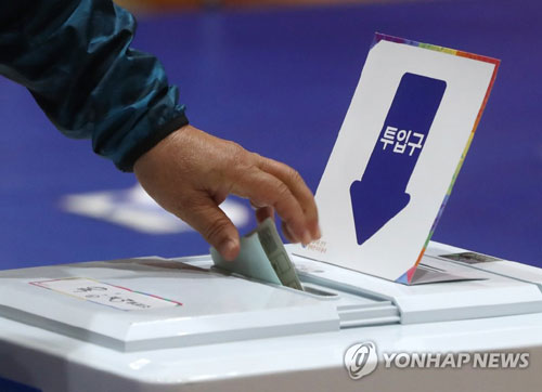 (울산=연합뉴스) 제7회 전국동시지방선거 투표일인 13일 오전 울산시 남구 신정중학교에서 한 유권자가 투표하고 있다. 2018.6.13