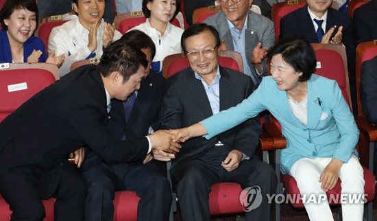 (서울=연합뉴스) 더불어민주당 최재성 서울 송파을 국회의원후보가 13일 저녁 국회 의원회관에 마련된 민주당 개표상황실에서 6·13 지방선거 개표방송을 시청하다 승리를 예측되는 출구조사 결과가 발표되자 추미애 대표의 축하를 받고 있다.