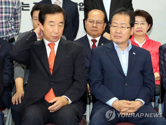 (서울=연합뉴스) 홍준표 대표, 김성태 원내대표 등 자유한국당 지도부가 제7회 전국동시지방선거 및 국회의원 재보궐선거가 열린 13일 서울 여의도 당사에서 TV를 통해 출구조사 결과를 지켜보며 실망감을 감추지 못하고 있다.