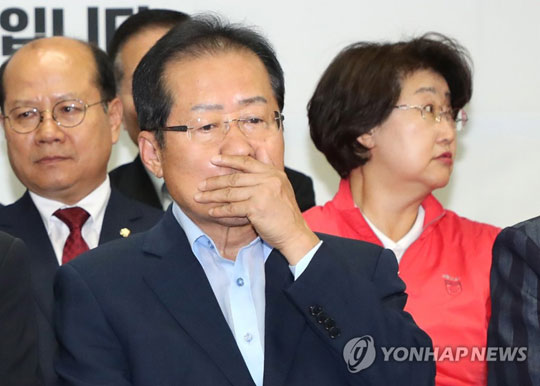 (서울=연합뉴스)  자유한국당 홍준표 대표가 제7회 전국동시지방선거 및 국회의원 재보궐선거가 열린 13일 서울 여의도 당사에서 출구조사 결과를 시청하고 있다.