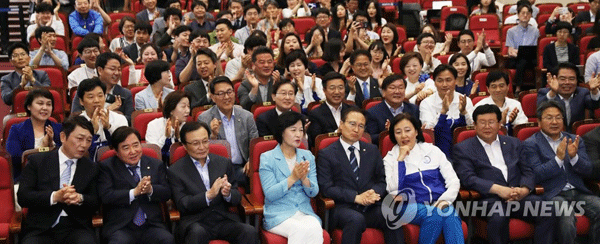 (서울=연합뉴스) 추미애 대표 등 더불어민주당 지도부와 의원, 당직자들이 13일 저녁 국회 의원회관에 마련된 개표상황실에서 6·13 지방선거 개표방송을 시청하며 민주당의 압승을 예측하는 출구조사 결과가 발표되자 환호하고 있다.