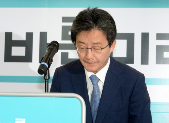 유승민 바른미래당 공동대표가 14일 오전 서울 여의도 당사에서 기자회견을 열고 6·13 지방선거 참패의 책임을 지고 사퇴하겠다는 뜻을 밝히고 있다.