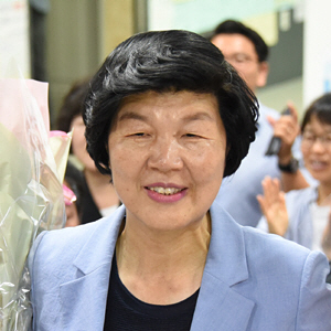 노옥희 울산시교육감 후보가 13일 오후 당선이 확실시되자 꽃다발을 들고 미소 짓고 있다. 울산에서 노동운동가 출신 교육감이 당선되기는 처음이다.  연합뉴스