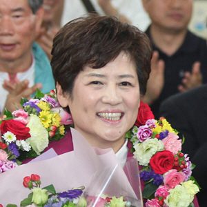 강은희 대구시교육감 후보가 13일 오후 지지자들의 환호에 답하며 기념촬영을 하고 있다. 강 당선인은 19대 국회의원과 여성가족부 장관을 지냈다.   뉴시스