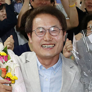 조희연 서울시교육감 후보가 13일 오후 당선이 유력해지자 꽃다발을 들고 기뻐하고 있다. 조 교육감은 직선제 도입 후 재선에 성공한 첫 서울시교육감이 됐다.  연합뉴스
