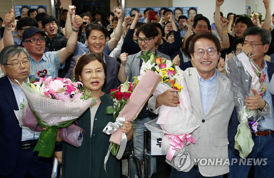 (서울=연합뉴스) 조희연 서울시교육감 후보가 13일 오후 서울 서대문구의 선거사무실에서 개표결과를 지켜보다 당선이 유력시되자 부인 김의숙 씨와 함께 환호하고 있다. 2018.6.13