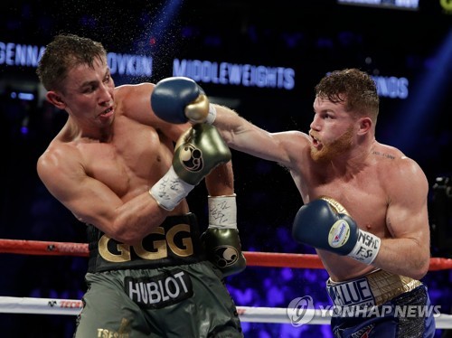 작년 9월 첫 대결 때의 골로프킨(왼쪽)과 알바레스 [AP=연합뉴스 자료사진]