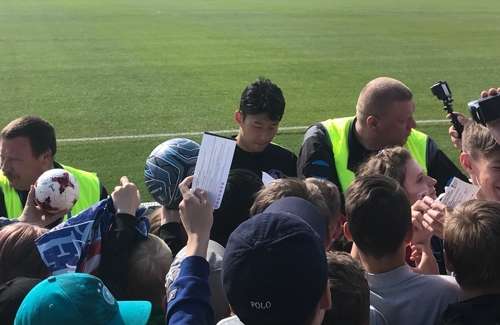 (상트페테르부르크=연합뉴스) 손흥민이 13일(현지시간) 러시아 상트페테르부르크의 스파르타크 경기장에서 열린 대표팀 훈련을 마치고 몰린 팬들에게 사인하고 있다.