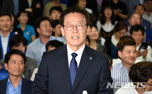【수원=뉴시스】당선이 확실시 되는 이재명 더불어민주당 경기지사 후보가 13일 오후 경기 수원 팔달구 명캠프에서 당선 소감을 밝히고 있다.