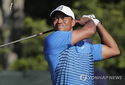 지난 12일(현지시간) US오픈 연습 라운드에서 티샷을 하고 있는 타이거 우즈 [AP=연합뉴스]