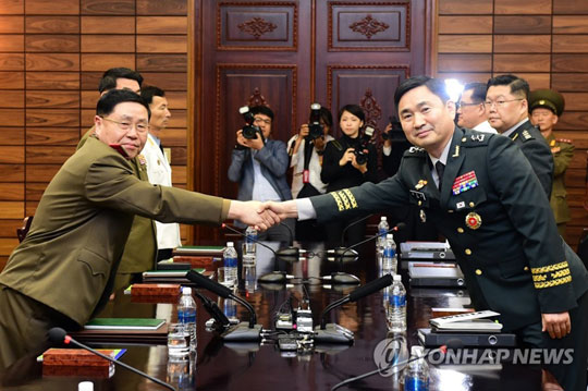 (파주=연합뉴스) 14일 오전 경기도 파주시 판문점 북측 통일각에서 열린 남북장성급군사회담에서 김도균 남측 수석대표(오른쪽)와 안익산 북측 수석대표가 악수하고 있다. 남북장성급군사회담은 2007년 12월 이래 10년 6개월만에 열렸다. [국방부 제공]