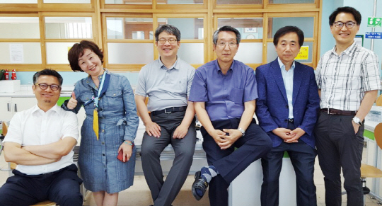 지난 1일 세종시 종촌초교에서 열린 ‘찾아가는 과학여행’ 프로그램에 동참한 ‘따뜻한 과학마을 벽돌한장’ 모임 소속 과학자들이 정용환 회장(오른쪽 세 번째)과 함께 포즈를 취하고 있다.   정용환 회장 제공