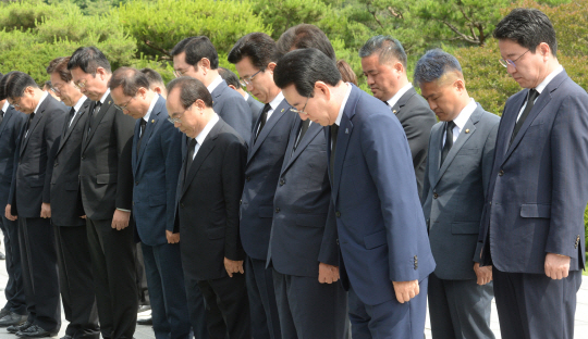 더불어민주당 소속 6·13 지방선거 광역단체장 선거 당선인들이 15일 오전 당 지도부와 함께 서울 동작구 국립서울현충원을 찾아 참배하고 있다.